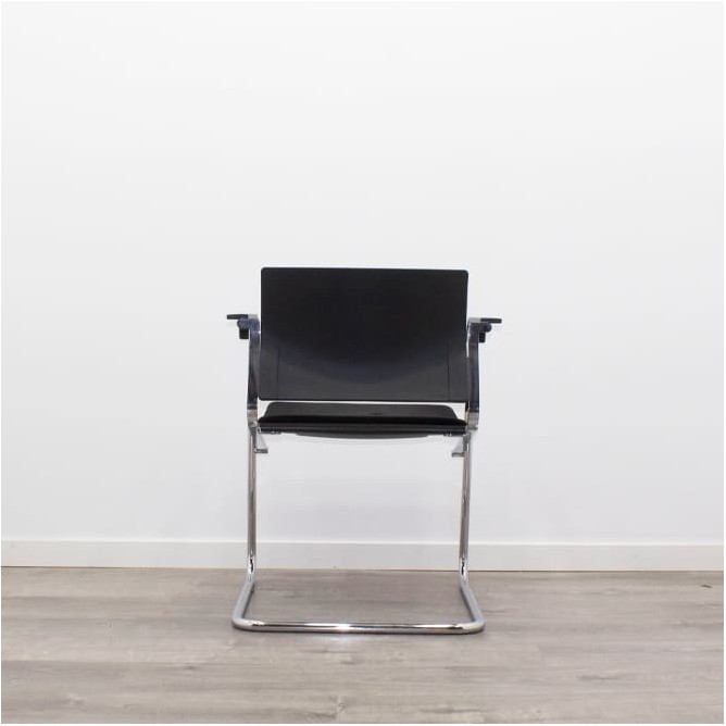 Silla confidente tapizada en negro y respaldo en PVC