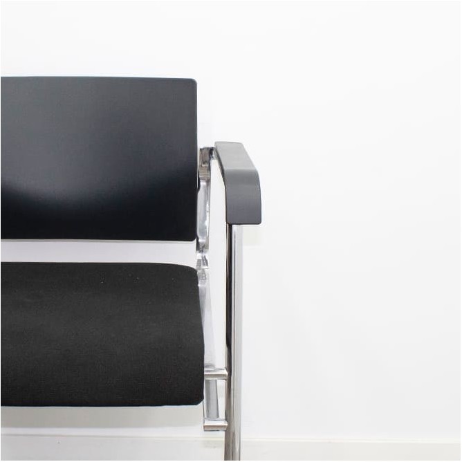 Silla confidente tapizada en negro y respaldo en PVC
