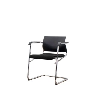 Silla confidente tapizada en negro y respaldo en PVC