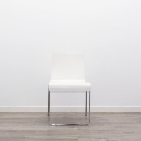 Silla confidente de madera blanca sin brazos