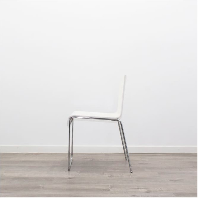 Silla confidente de madera blanca sin brazos