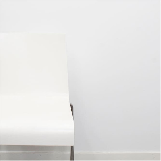 Silla confidente de madera blanca sin brazos