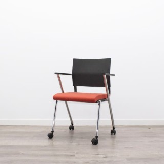 Silla confidente con ruedas en negro y naranja 2