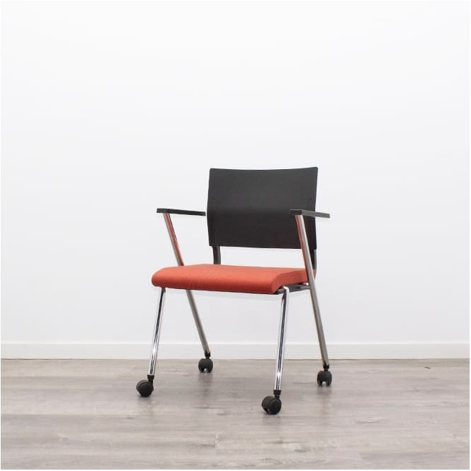 Silla confidente con ruedas en negro y naranja