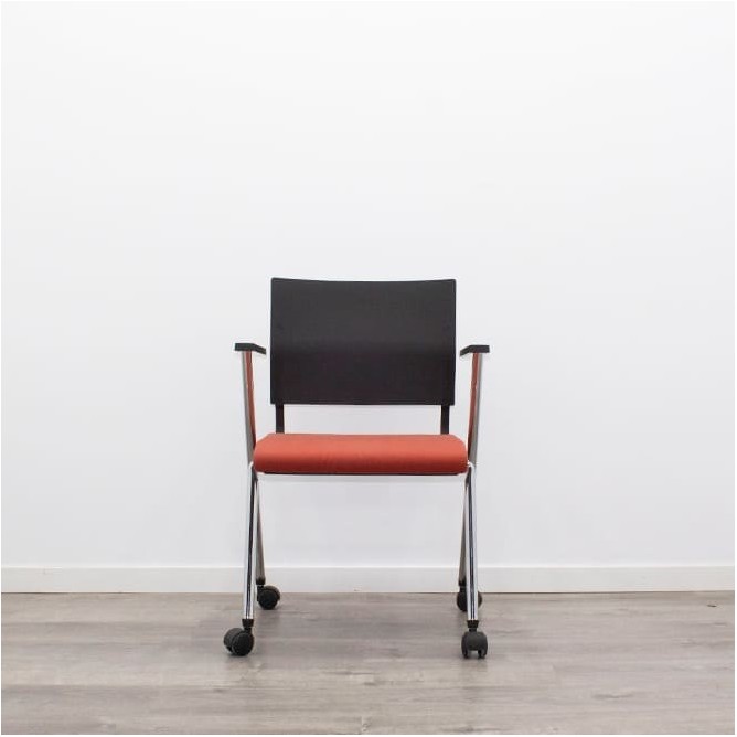 Silla confidente con ruedas en negro y naranja