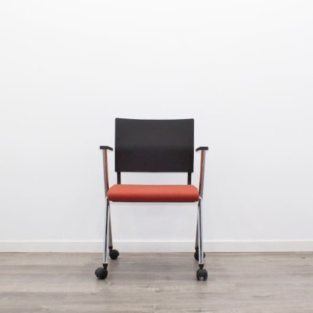 Silla confidente con ruedas en negro y naranja