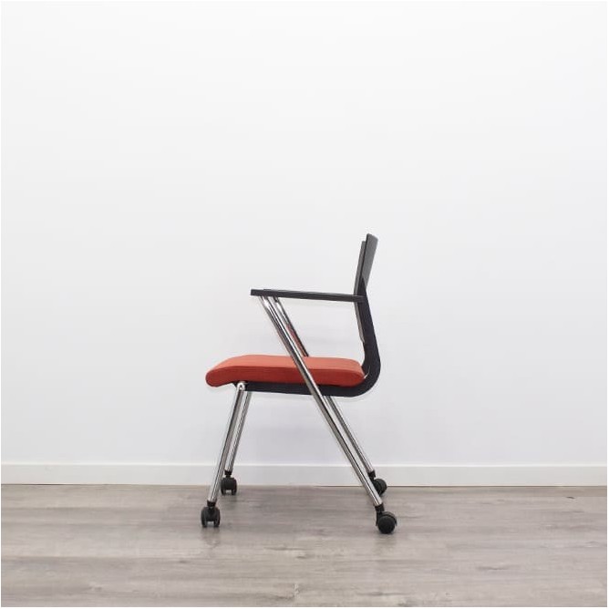 Silla confidente con ruedas en negro y naranja