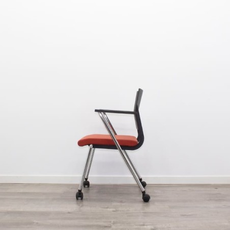Silla confidente con ruedas en negro y naranja