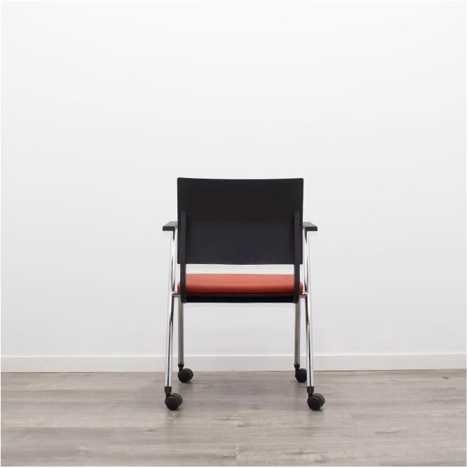 Silla confidente con ruedas en negro y naranja