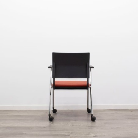 Silla confidente con ruedas en negro y naranja