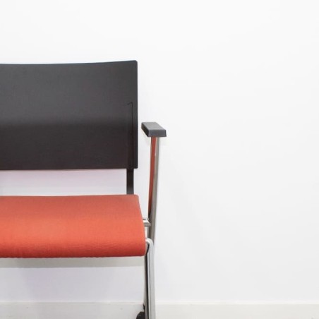 Silla confidente con ruedas en negro y naranja