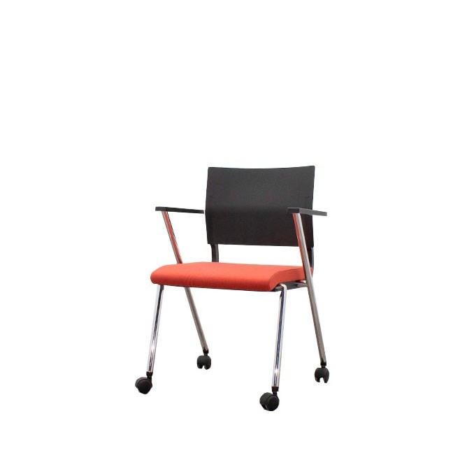 Silla confidente con ruedas en negro y naranja