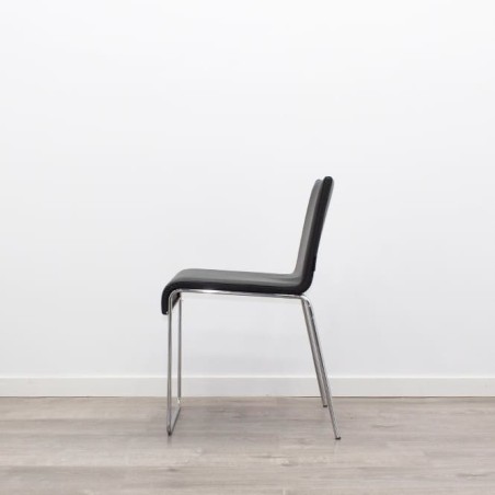 Silla confidente en polipiel negro sin brazos