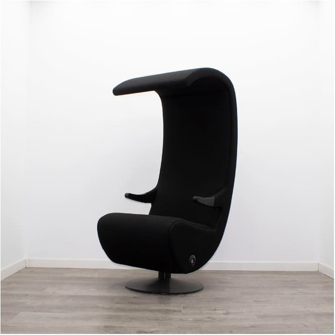Sillón de espera tapizado negro con altavoces y luz