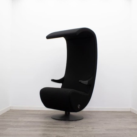 Sillón de espera tapizado negro con altavoces y luz