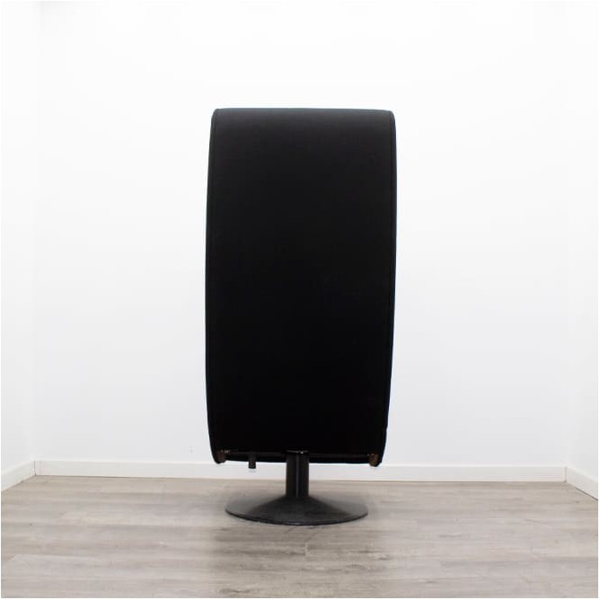 Sillón de espera tapizado negro con altavoces y luz