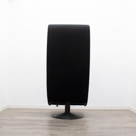Sillón de espera tapizado negro con altavoces y luz