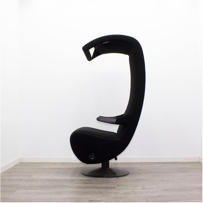 Sillón de espera tapizado negro con altavoces y luz