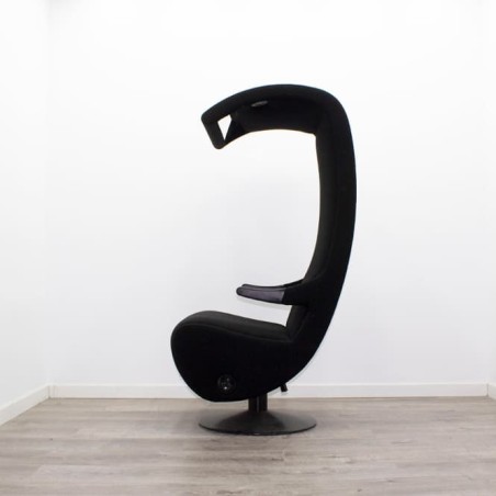 Sillón de espera tapizado negro con altavoces y luz