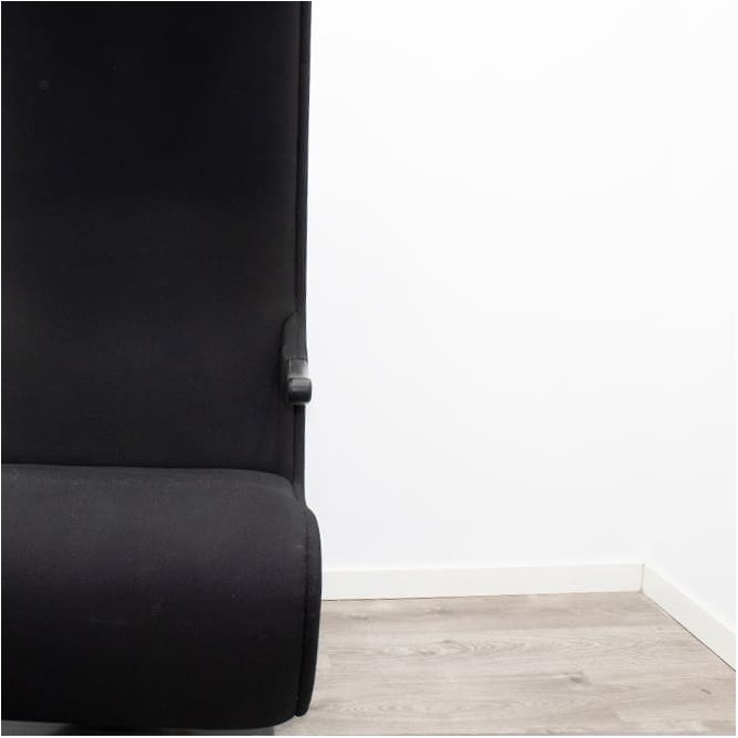 Sillón de espera tapizado negro con altavoces y luz