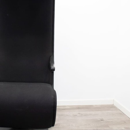 Sillón de espera tapizado negro con altavoces y luz