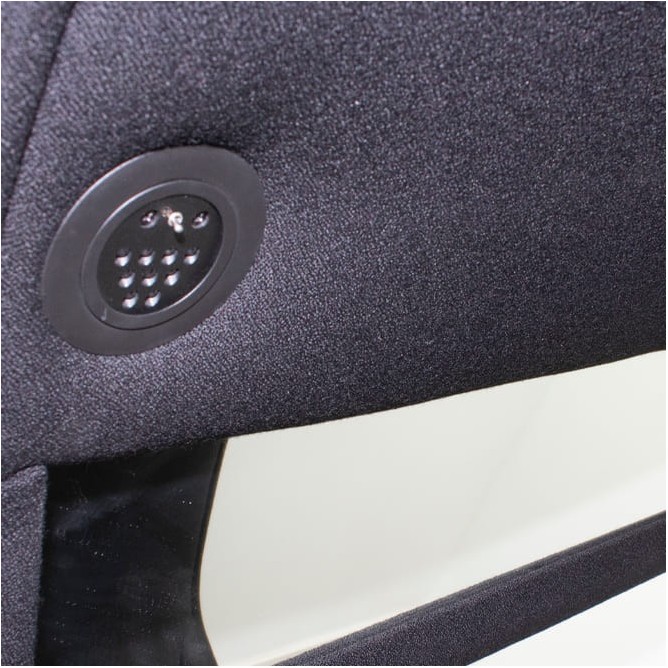Sillón de espera tapizado negro con altavoces y luz