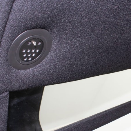 Sillón de espera tapizado negro con altavoces y luz