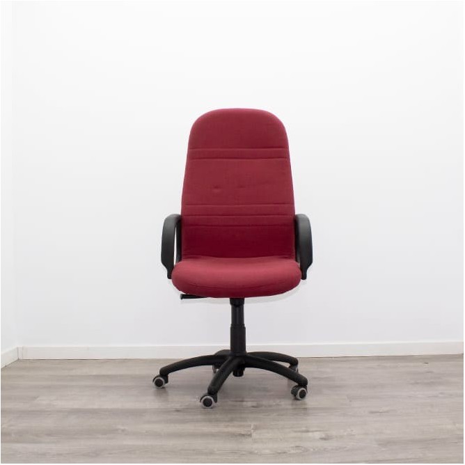 Silla operativa roja con brazos fijos