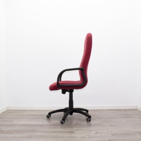 Silla operativa roja con brazos fijos