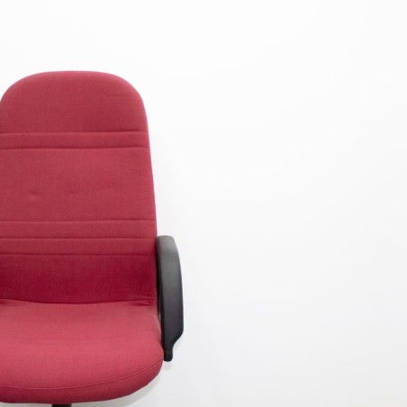 Silla operativa roja con brazos fijos