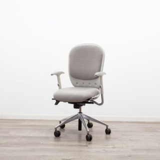 Silla operativa gris con brazos regulables 2