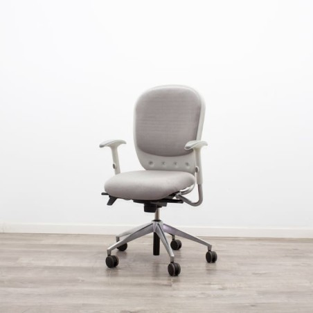 Silla operativa gris con brazos regulables