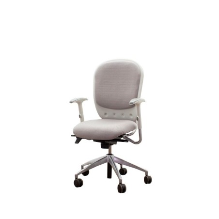 Silla operativa gris con brazos regulables