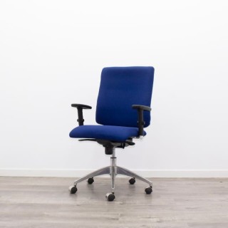 Silla operativa azul con sistema sincro 2