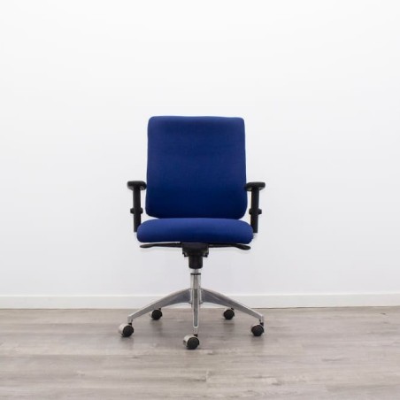 Silla operativa azul con sistema sincro