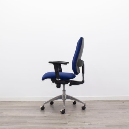 Silla operativa azul con sistema sincro