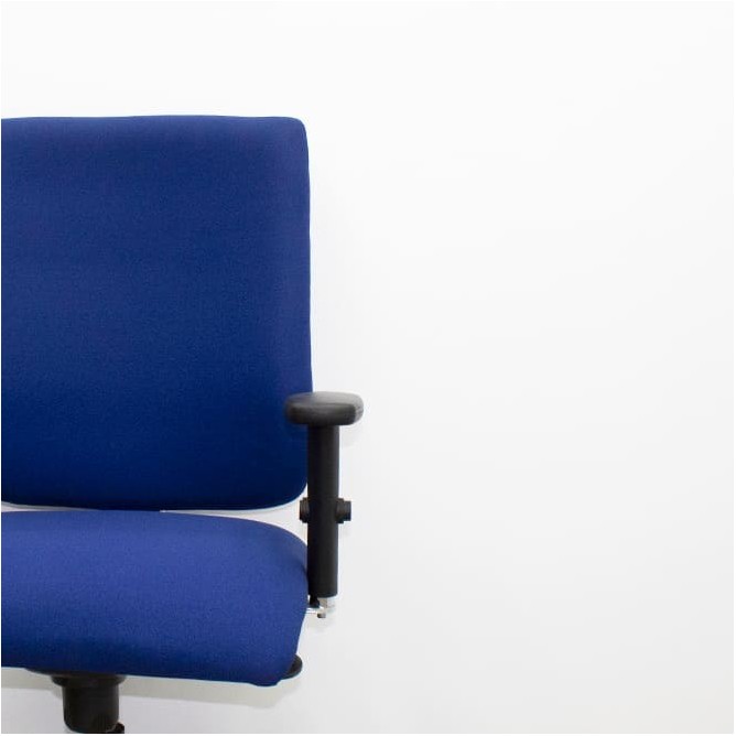 Silla operativa azul con sistema sincro