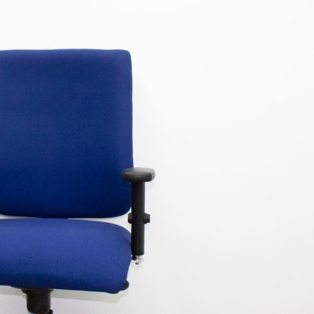 Silla operativa azul con sistema sincro