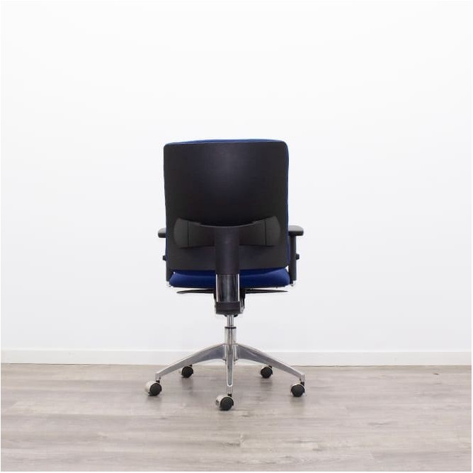 Silla operativa azul con sistema sincro