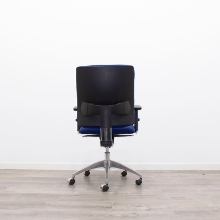 Silla operativa azul con sistema sincro