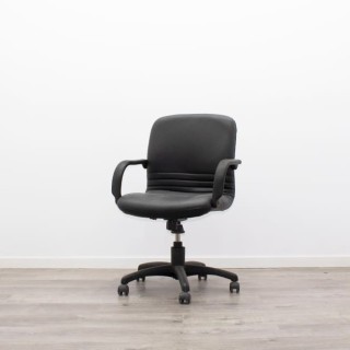 Silla operativa giratoria en napel negro con brazos fijos 2