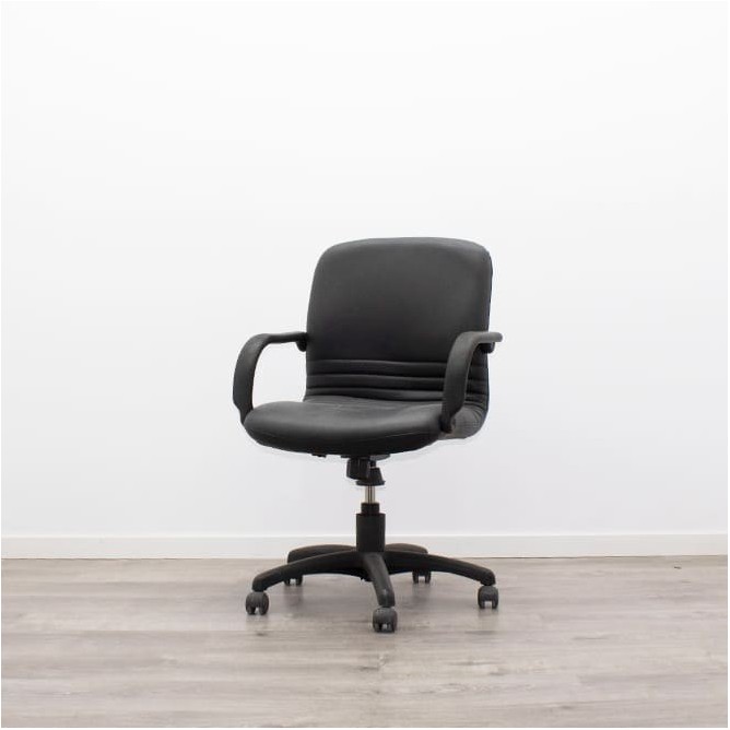 Silla operativa giratoria en napel negro con brazos fijos