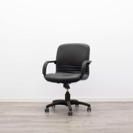 Silla operativa giratoria en napel negro con brazos fijos