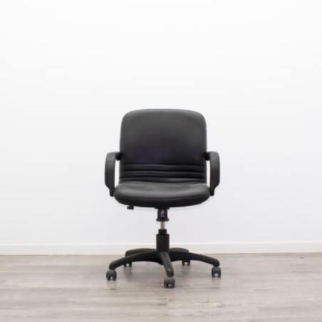 Silla operativa giratoria en napel negro con brazos fijos