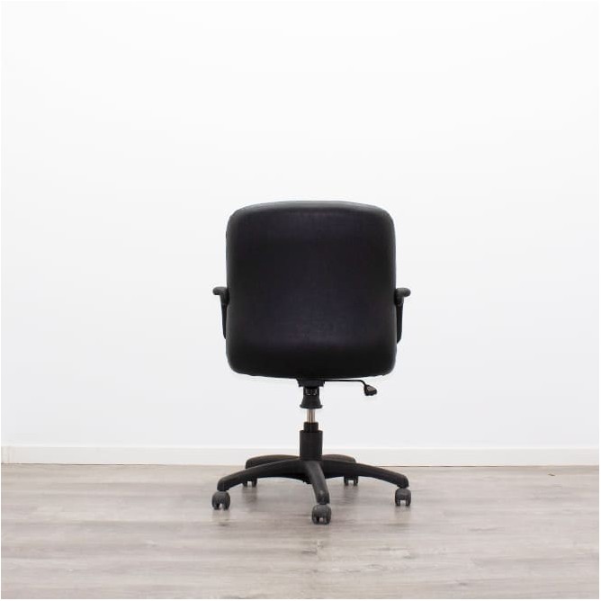 Silla operativa giratoria en napel negro con brazos fijos
