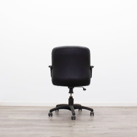 Silla operativa giratoria en napel negro con brazos fijos
