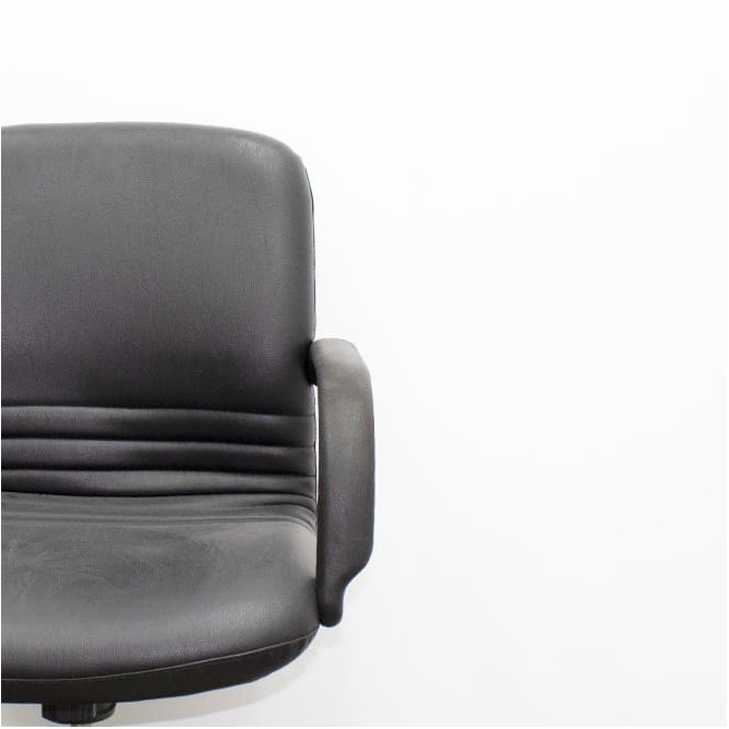 Silla operativa giratoria en napel negro con brazos fijos
