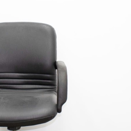 Silla operativa giratoria en napel negro con brazos fijos