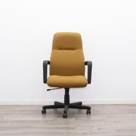 Conjunto silla operativa y 2 sillas confidentes en mostaza