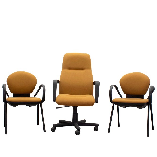 Conjunto silla operativa y 2 sillas confidentes en mostaza